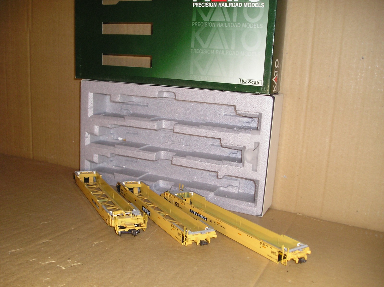 NAW0294s "HO" Kato 30-9045 Gunderson Maxi-IV Double Stack wagons TTX #732958 excellent used boxed.