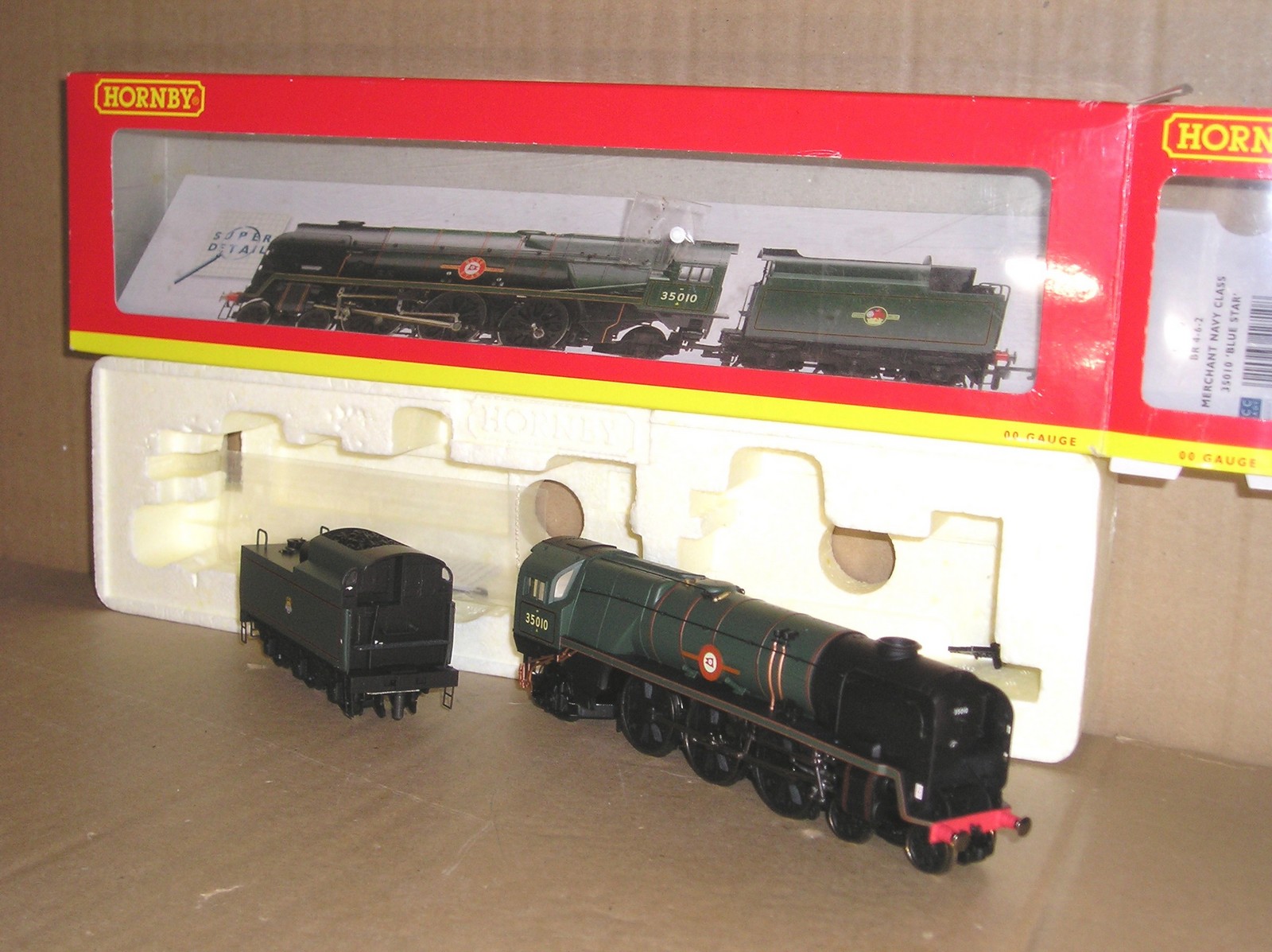 BL0389 Hornby R2710 Merchany Navy class loco 35010 "Blue Star" excellent/near mint boxed.