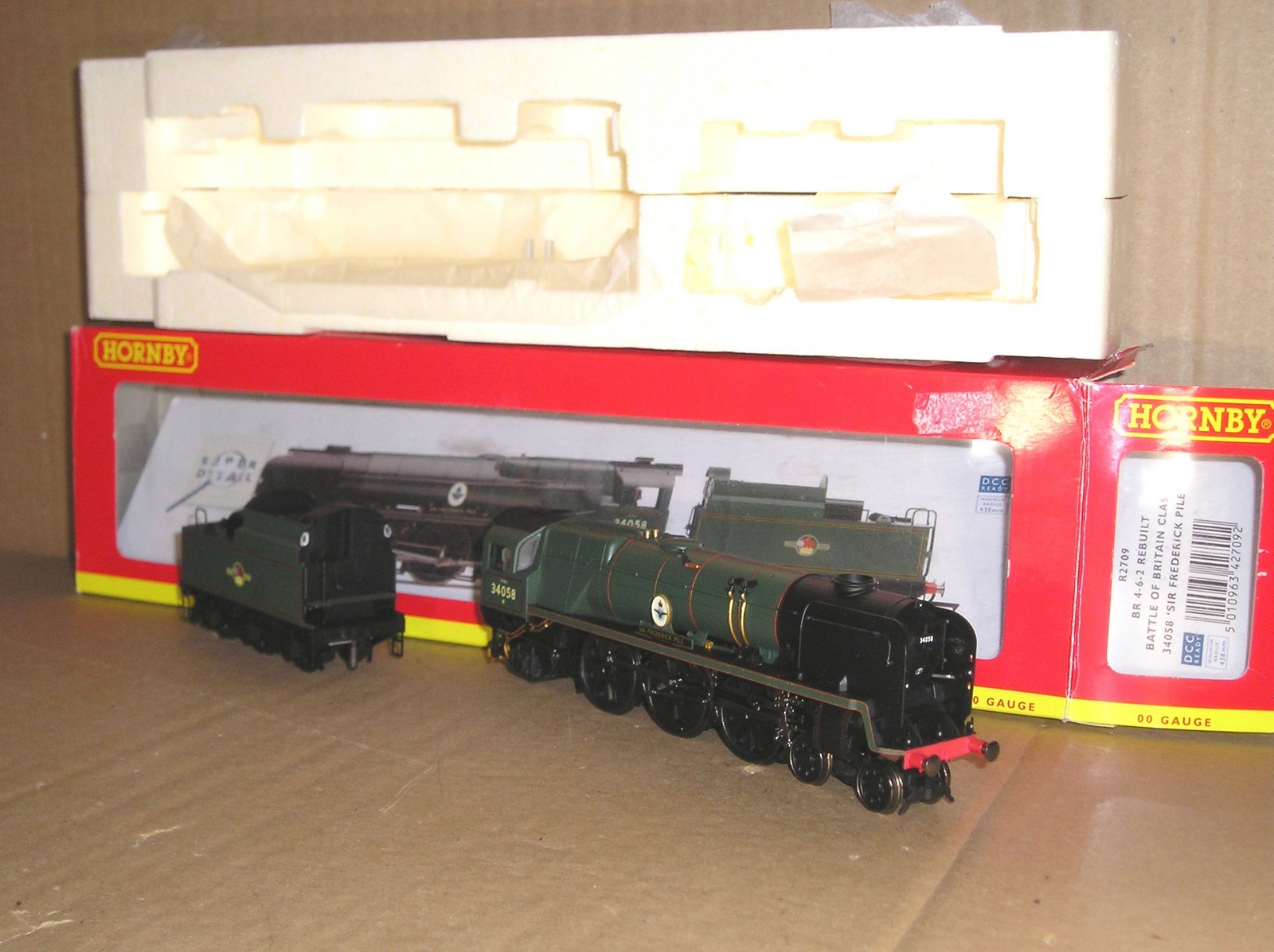 BL0388 Hornby R2709 BR(SR) Battle of Britain class 34058 Sir Frederick Pile excellent/near mint boxed.