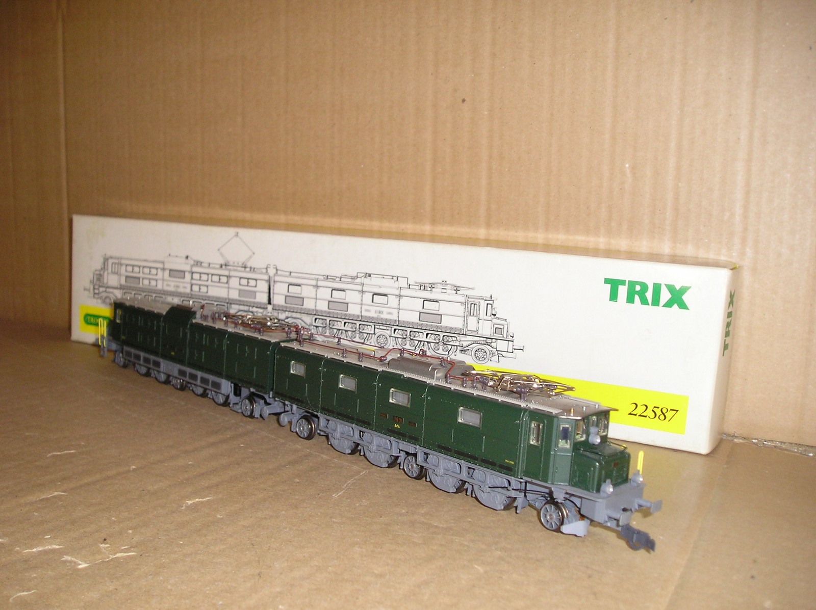 EL0362s Trix 22587 Swiss SBB Ae8/14 11801 excellent used/unused? boxed.