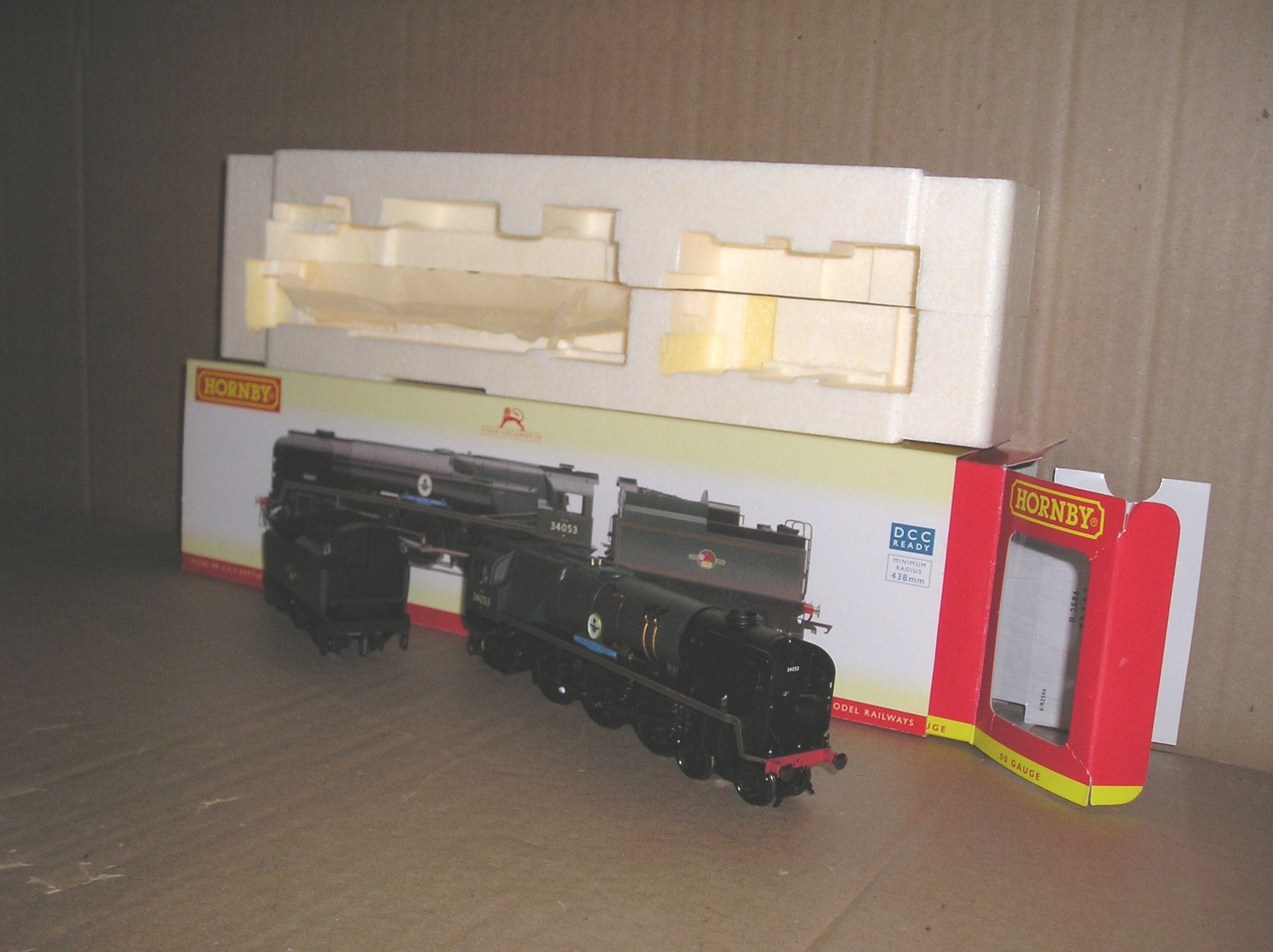BL0379 Hornby R2586 Battle of Britain class loco 34053 "Sir Keith Park" excellent used boxed.