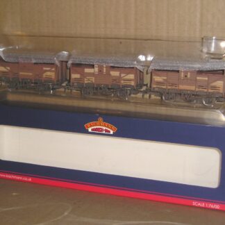 BW0340 Bachmann 37-715 8ton Cattle wagons triple pack weathered, excellent used/unused? boxed.
