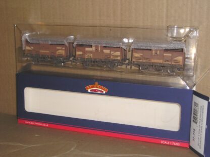 BW0340 Bachmann 37-715 8ton Cattle wagons triple pack weathered, excellent used/unused? boxed.