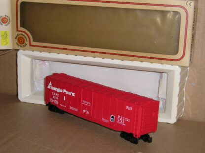 NAW0279 "HO" Bachmann 71000 51' plug door box car Triangle Pacific, excellent used boxed.