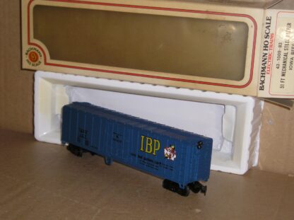 NAW0276 "HO" Bachmann 43-1009-83 51' steel reefer Iowa Beef, excellent used boxed.