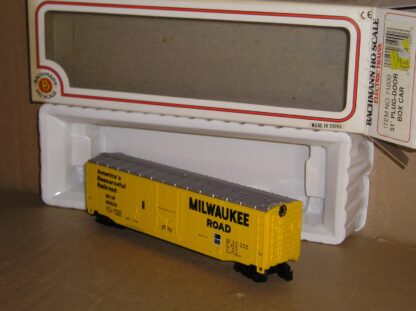 NAW0275 "HO" Bachmann 71000 51' plug door box car Milwaukee Road, excellent used boxed.