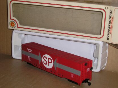 NAW0273 "HO" Bachmann ?? all door box car Southern Pacific, excellent used boxed.