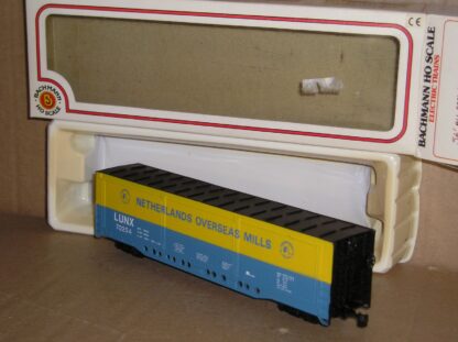 NAW0272 "HO" Bachmann ?? all door box car Netherlands Overseas Mills, excellent used boxed.