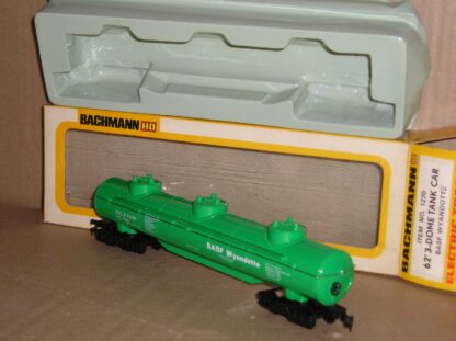 NAW0268 "HO" Bachmann 1270 62' 3 dome tank car BASF, excellent used boxed.