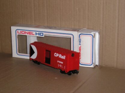 NAW0237 "HO" Lionel 5-8400 sliding door box car excellent used boxed.