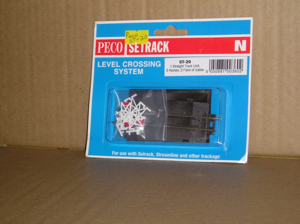 Peco N Gauge ST-20 Straight Level Crossing Kit With Ramps & Gates - New