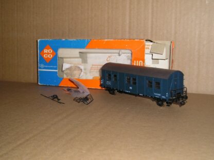 EC0212 Roco 4333B German DB Schlafwagen in dark blue.